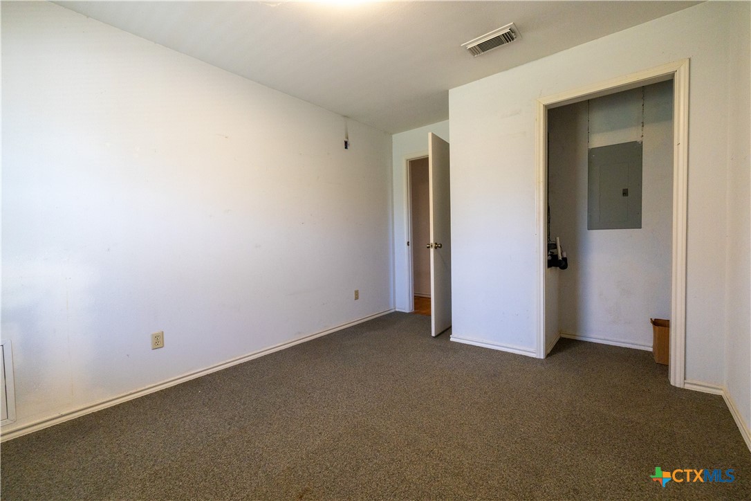 199 Sunset Trail Luling, TX 78648 - Photo 13 of 34 an empty room with closet