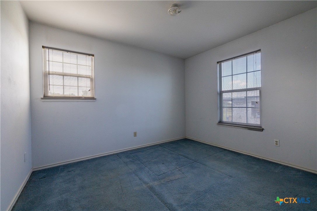 199 Sunset Trail Luling, TX 78648 - Photo 14 of 34 an empty room with a window