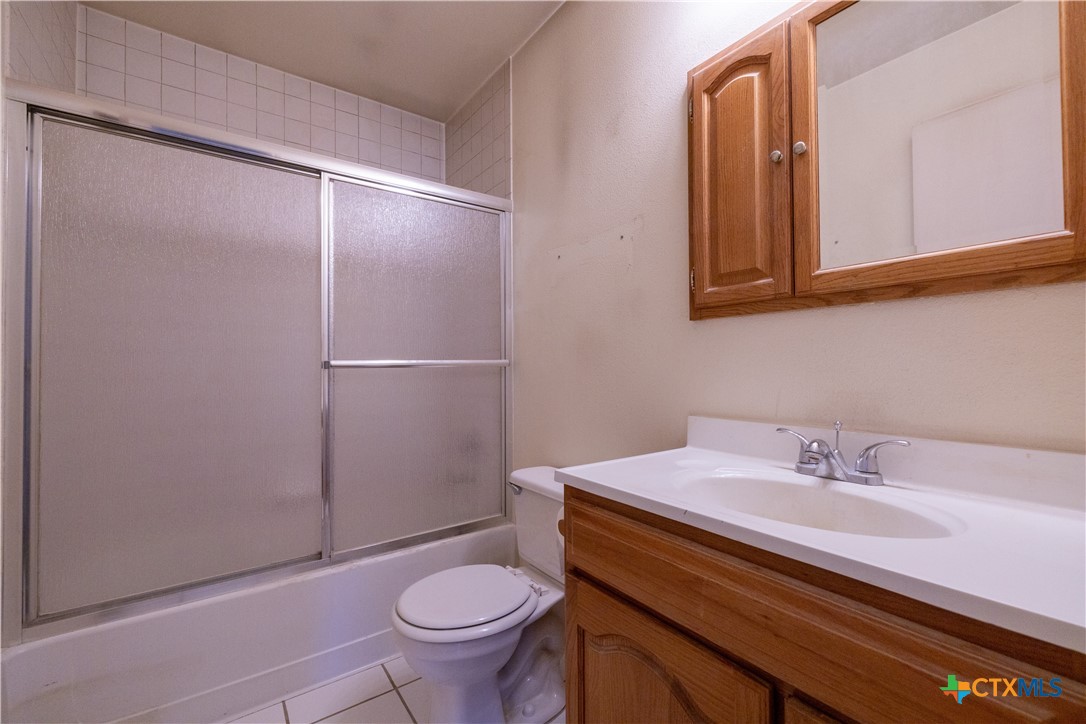 199 Sunset Trail Luling, TX 78648 - Photo 16 of 34 a bathroom with a sink toilet and shower