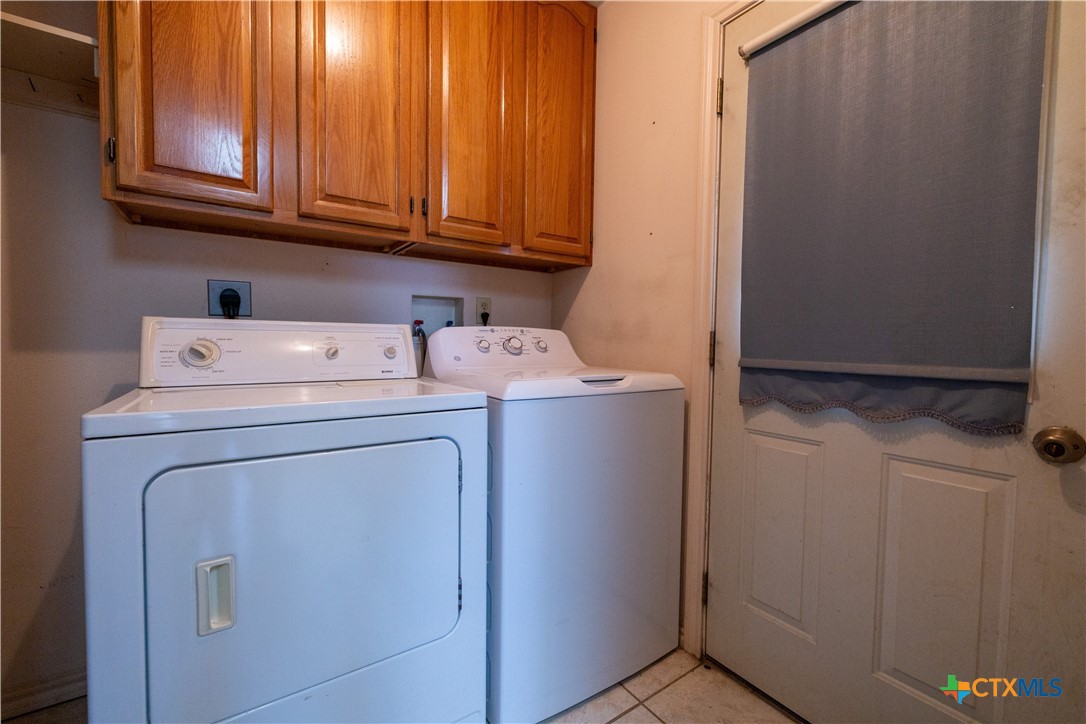 199 Sunset Trail Luling, TX 78648 - Photo 18 of 34 a utility room with dryer and washer