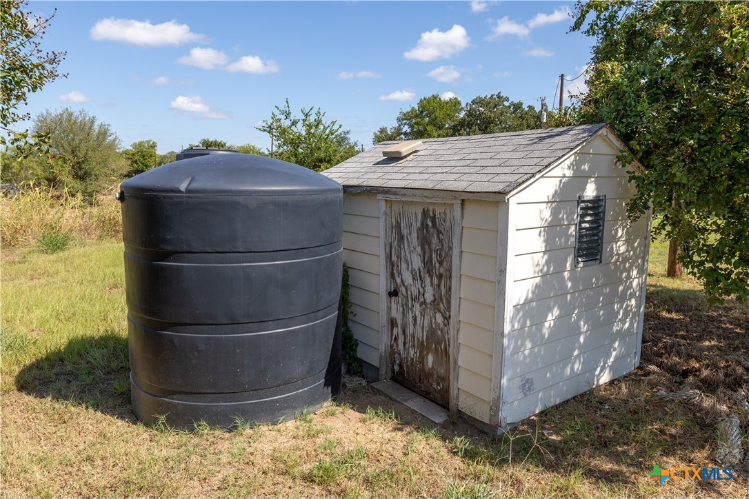 199 Sunset Trail Luling, TX 78648 - Photo 25 of 34 a view of a house with a tub