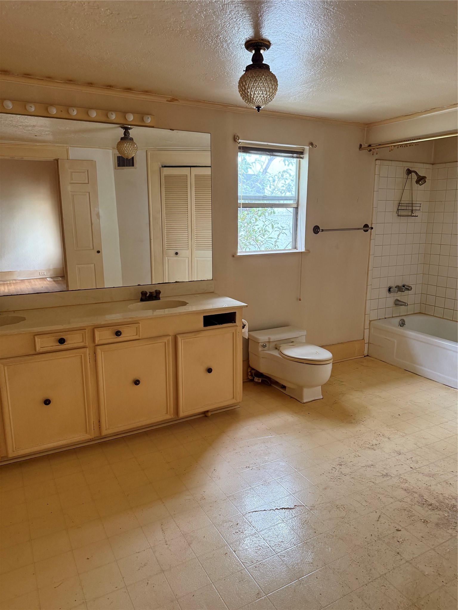 2139 Quenby Street Houston, TX 77005 - Photo 13 of 14 Primary bathroom