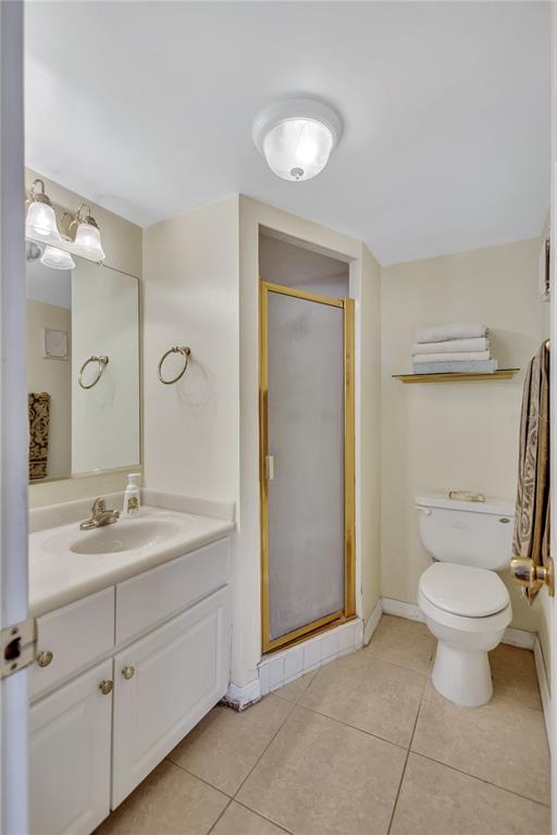 12300 Vonn Road, Unit 1102 Largo, FL 33774 - Photo 18 of 45 a bathroom with a toilet sink and mirror