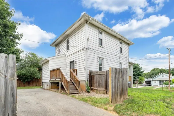 a view of a house with backyard