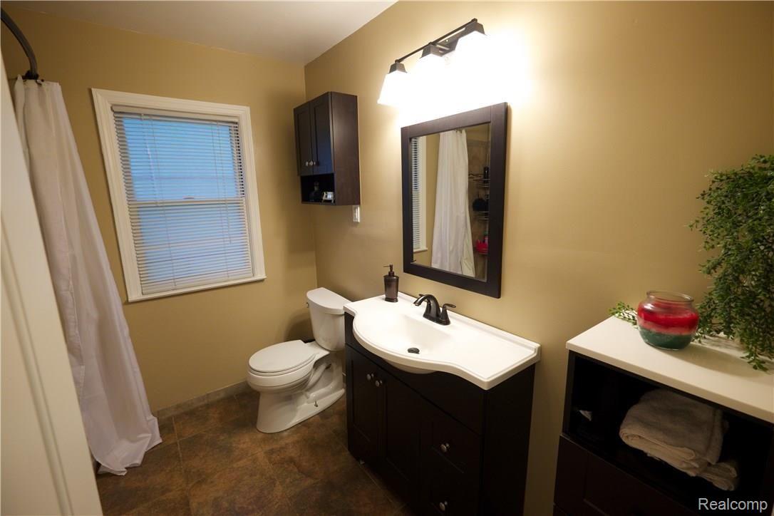 1749 East Maple Road Birmingham, MI 48009 - Photo 10 of 19 DSCF2630.jpg