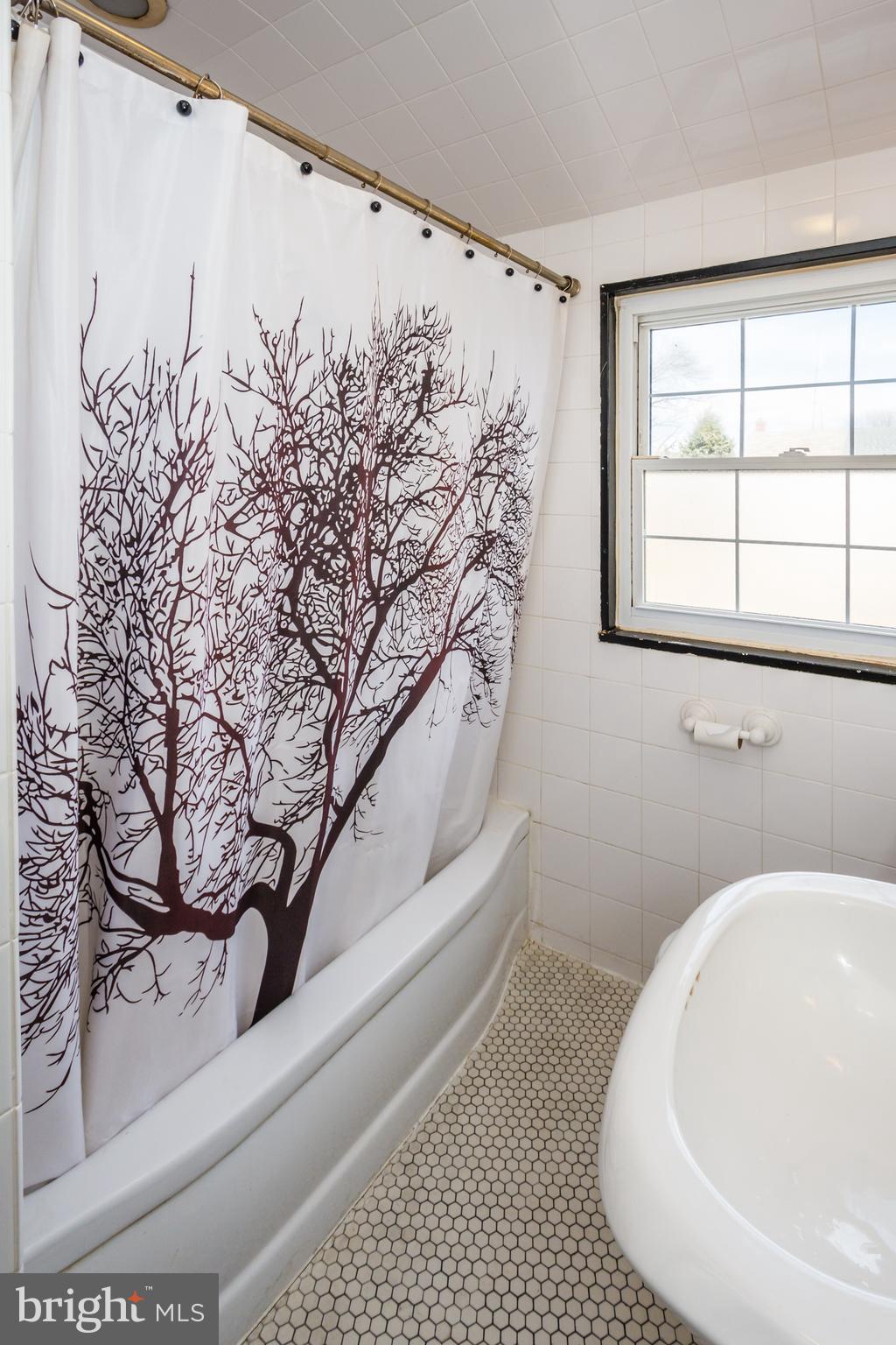 2729 Moorgate Road Baltimore, MD 21222 - Photo 24 of 34 Hall Bath