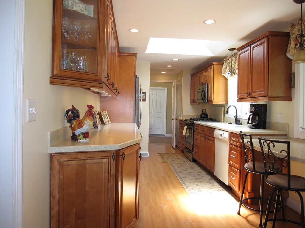 43 Raymond Road Marlborough, MA 01752 - Photo 8 of 30 Gallery Image 8