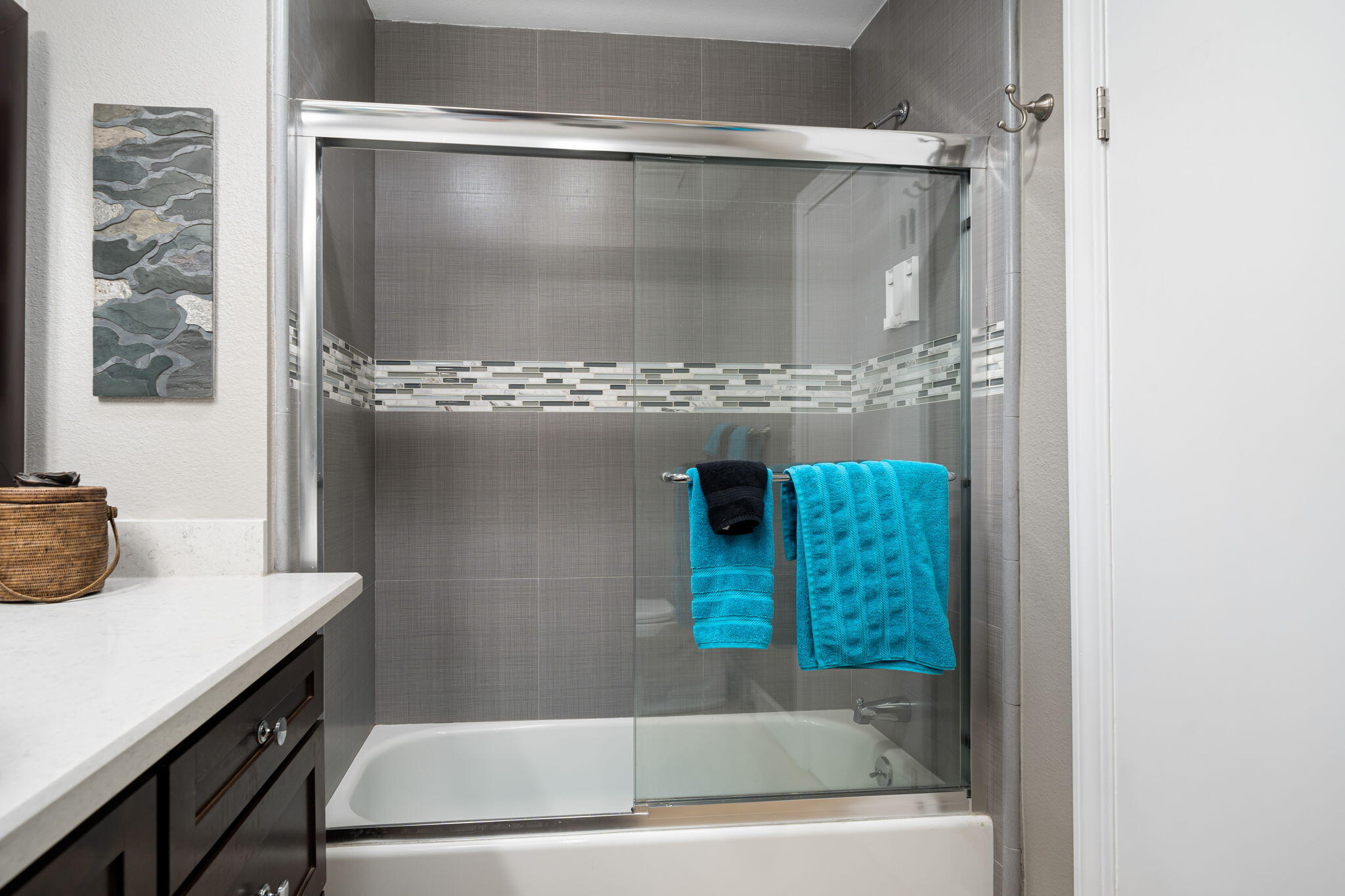 21 Toledo Drive Rancho Mirage, CA 92270 - Photo 25 of 35 a bathroom with a tub sink and mirror