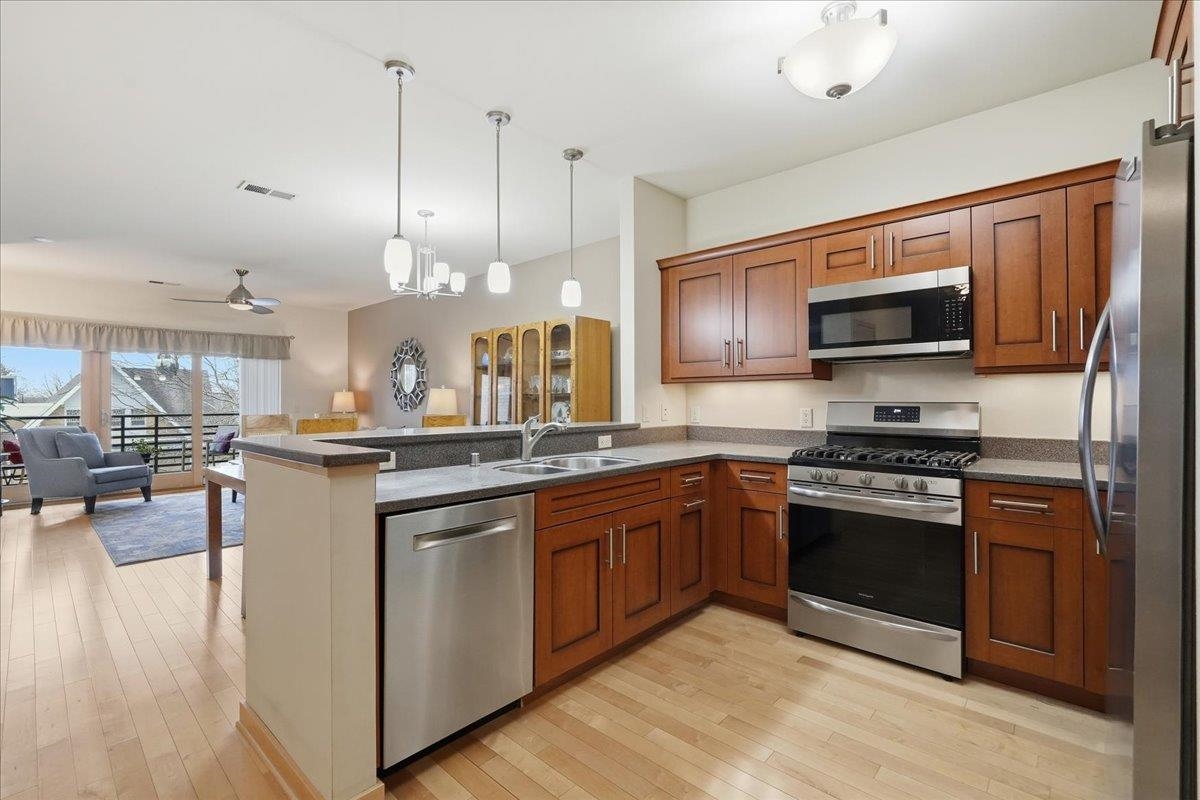555 South Midvale Boulevard, Unit 216 Madison, WI 53711 - Photo 9 of 30