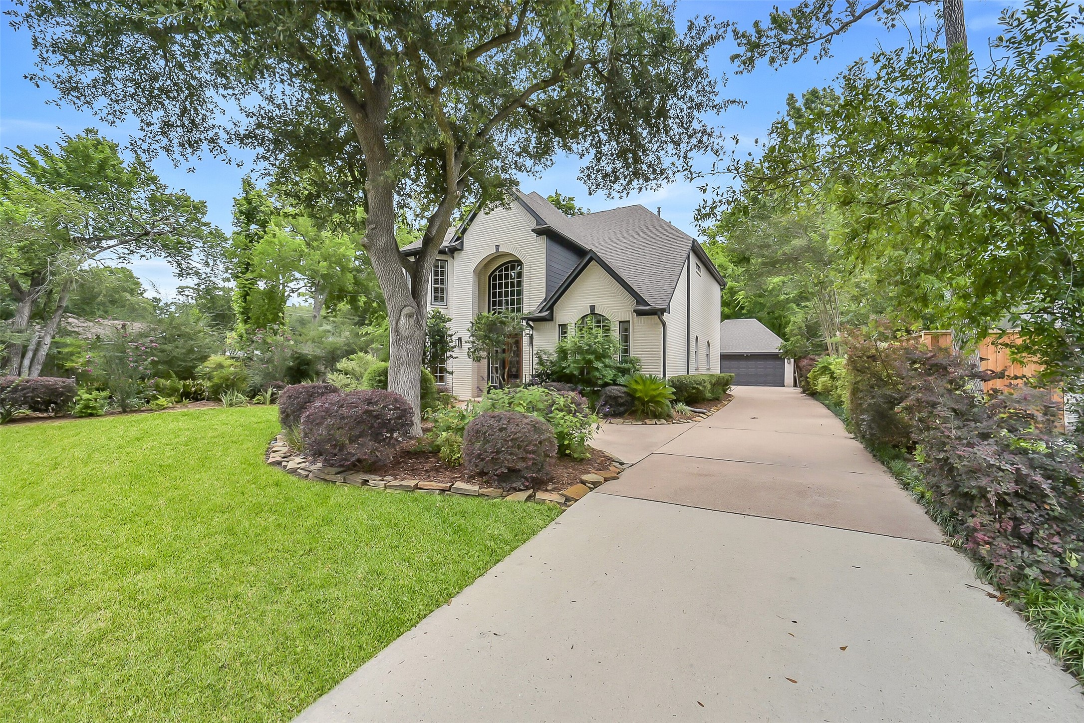 1260 Fries Road Houston, TX 77055 - Photo 3 of 42 Sprawling Driveway leading to Detached 2 Car Garage with Plenty of Parking Space!