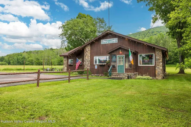 a black and white photo of a white building