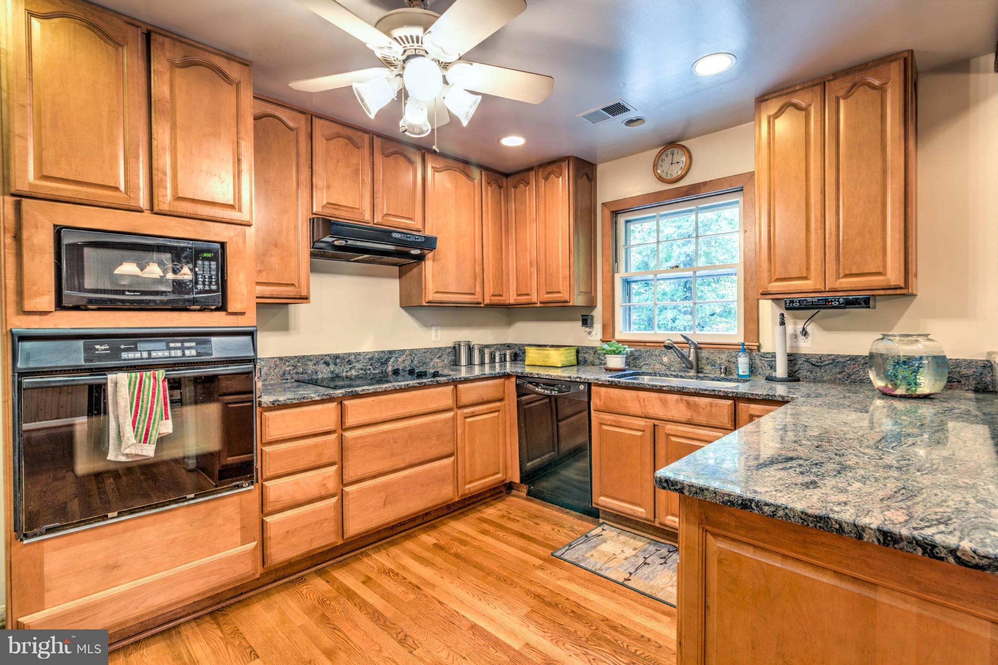 41377 Red Hill Road Leesburg, VA 20175 - Photo 4 of 24 Updated Kitchen w/ Granite!