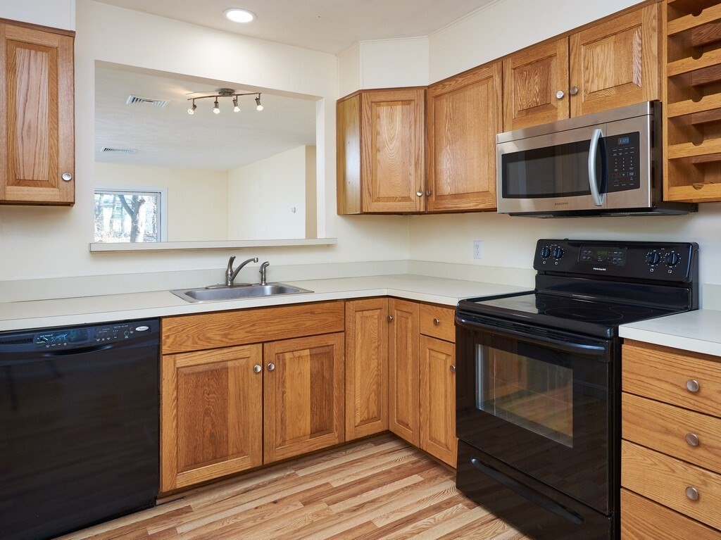 330 Sunderland Road, Unit 14 Worcester, MA 01604 - Photo 3 of 30 Gallery Image 3