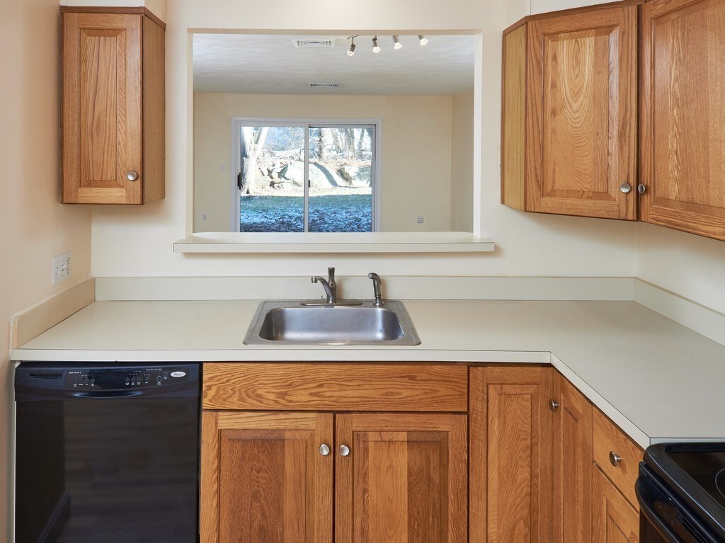 330 Sunderland Road, Unit 14 Worcester, MA 01604 - Photo 6 of 30 Gallery Image 6