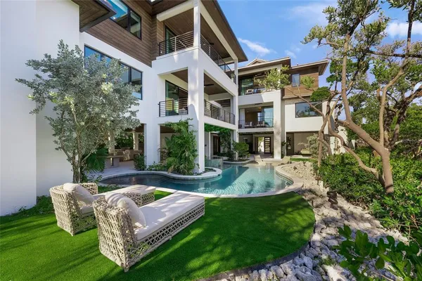 a view of a pathway both side of white house