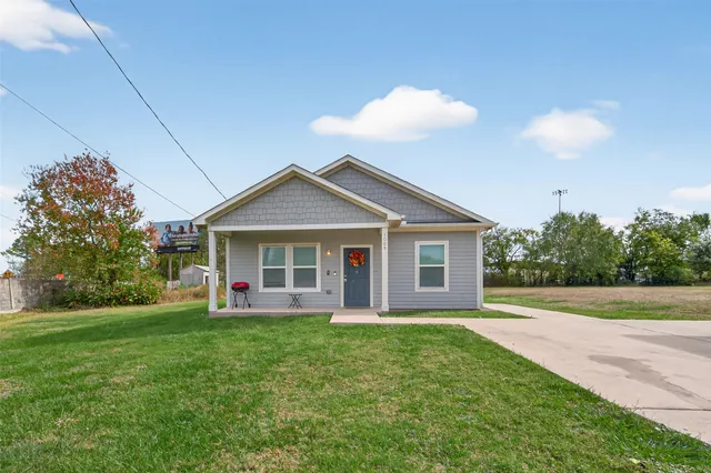a view of a house next to a yard with a big yard