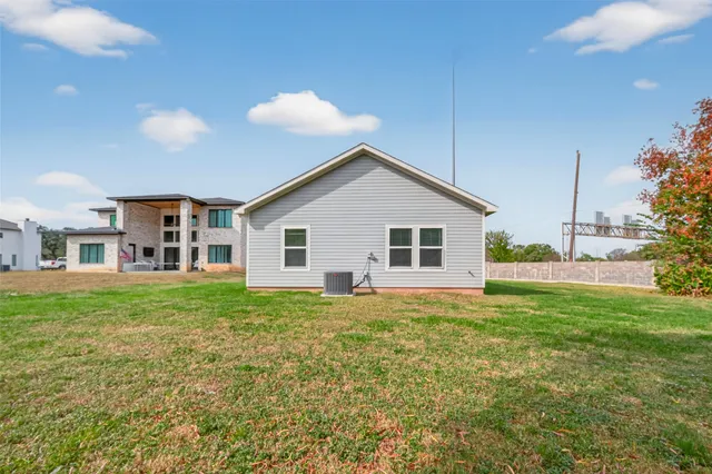 a view of a house with backyard