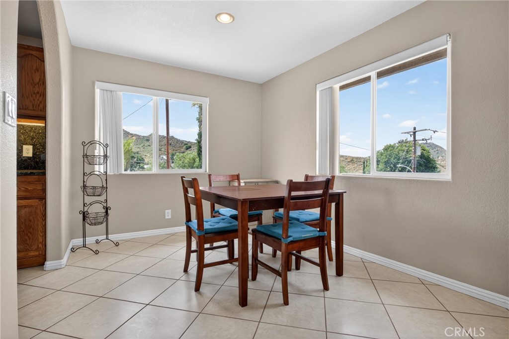 29631 Silver Street Castaic, CA 91384 - Photo 14 of 36 Breakfast Nook
