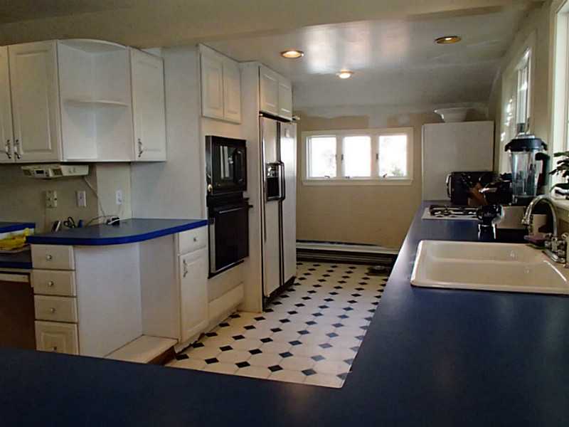 1 Middleton Road Bristol, RI 02809 - Photo 3 of 22 Kitchen.
