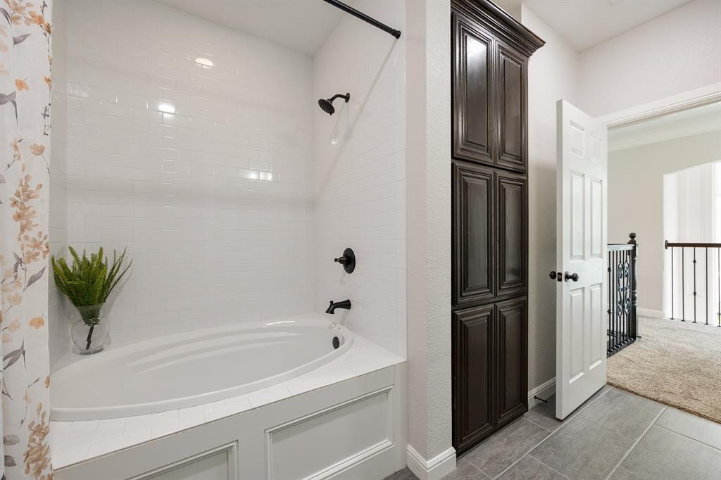 1619 Bloomfield Road Valley View, TX 76272 - Photo 29 of 39 2nd Bathroom has a large garden tub and shower.