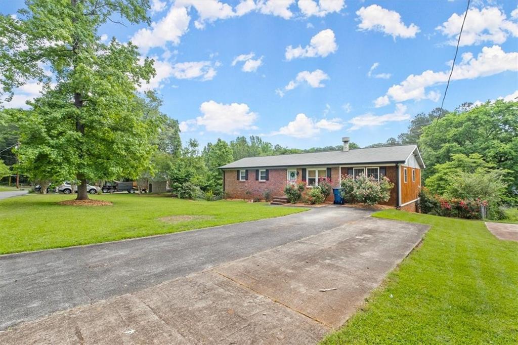 a view of a house with a yard