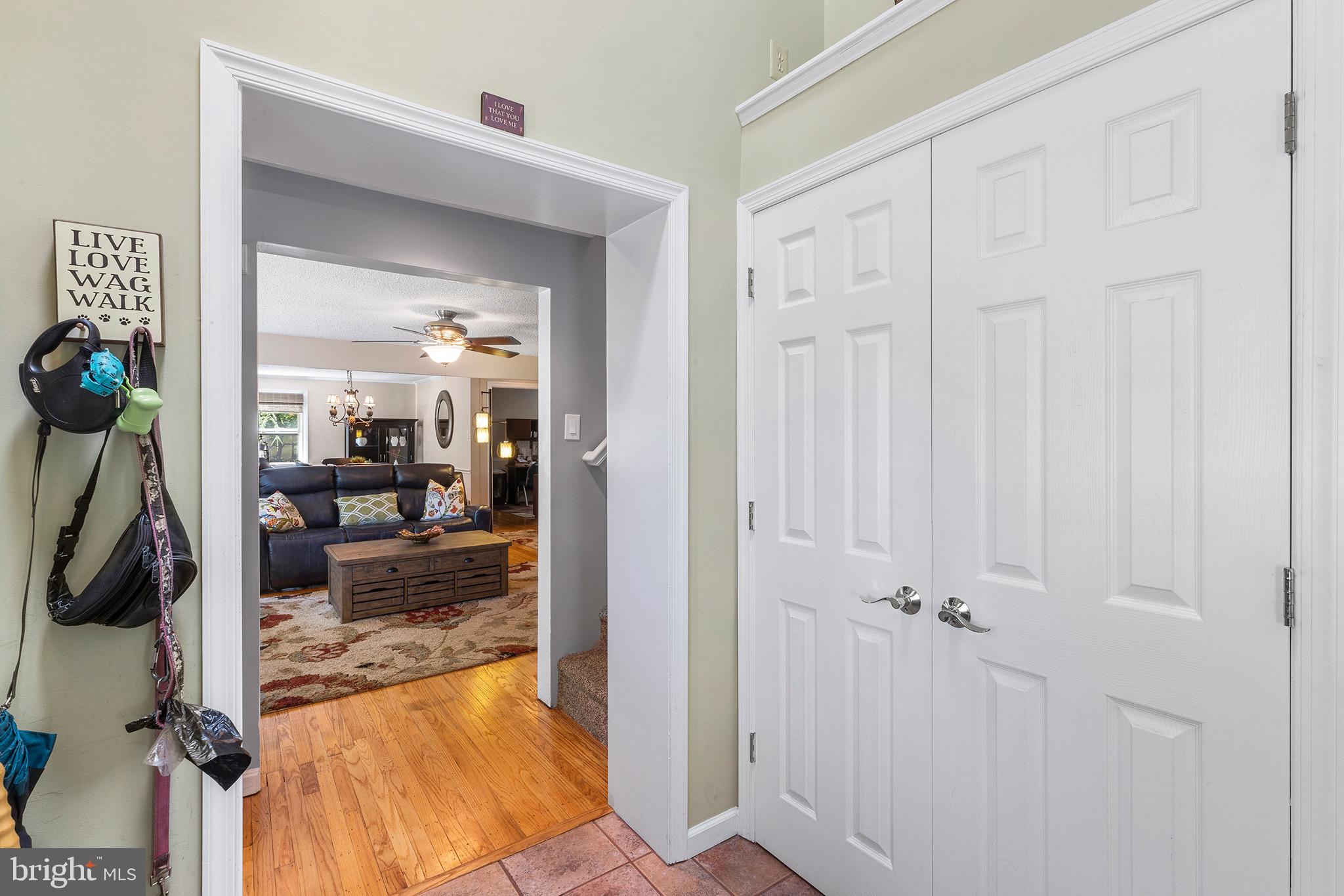 526 Pinney Road Huntingdon Valley, PA 19006 - Photo 4 of 49 Foyer