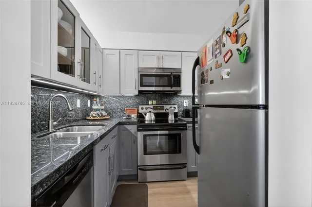 $520,000 | 911 East Ponce De Leon Boulevard, Unit 1504, Coral Gables, FL 33134