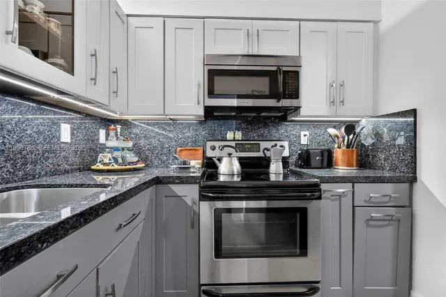 $520,000 | 911 East Ponce De Leon Boulevard, Unit 1504, Coral Gables, FL 33134