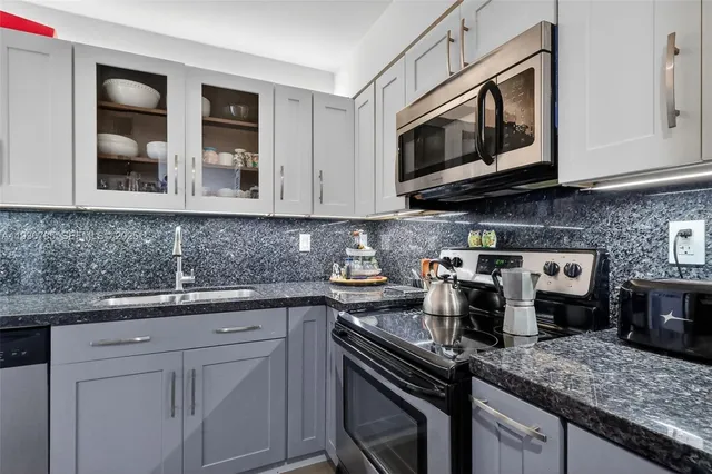 $520,000 | 911 East Ponce De Leon Boulevard, Unit 1504, Coral Gables, FL 33134