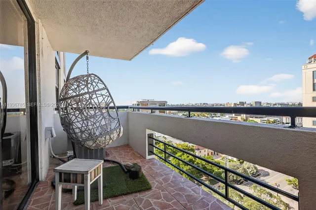 $520,000 | 911 East Ponce De Leon Boulevard, Unit 1504, Coral Gables, FL 33134