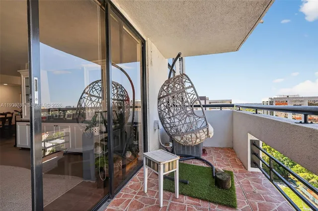 a picture of a very nice looking room