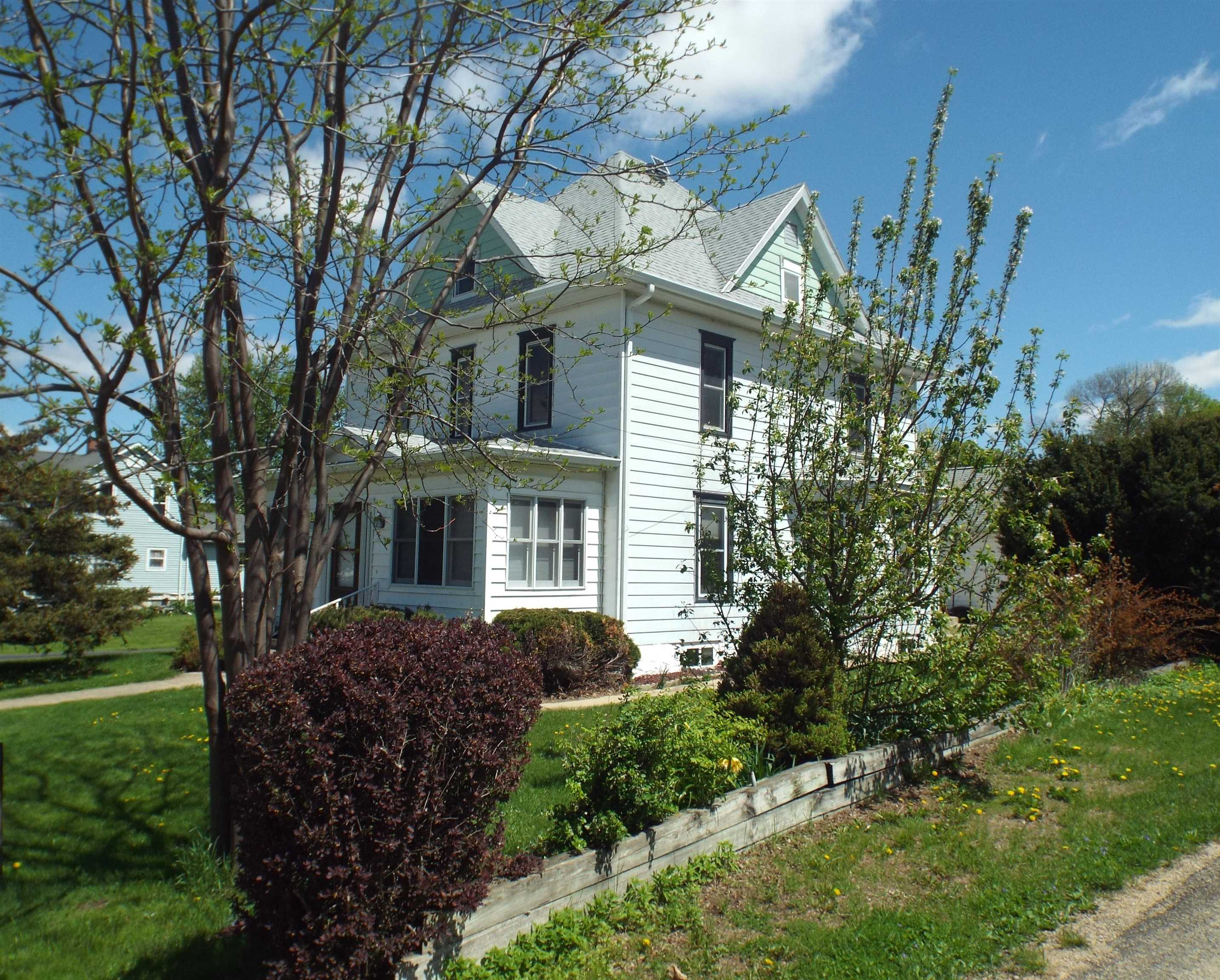 416 Chestnut Street Warren, IL 61087 - Photo 20 of 23 a front view of a house with garden