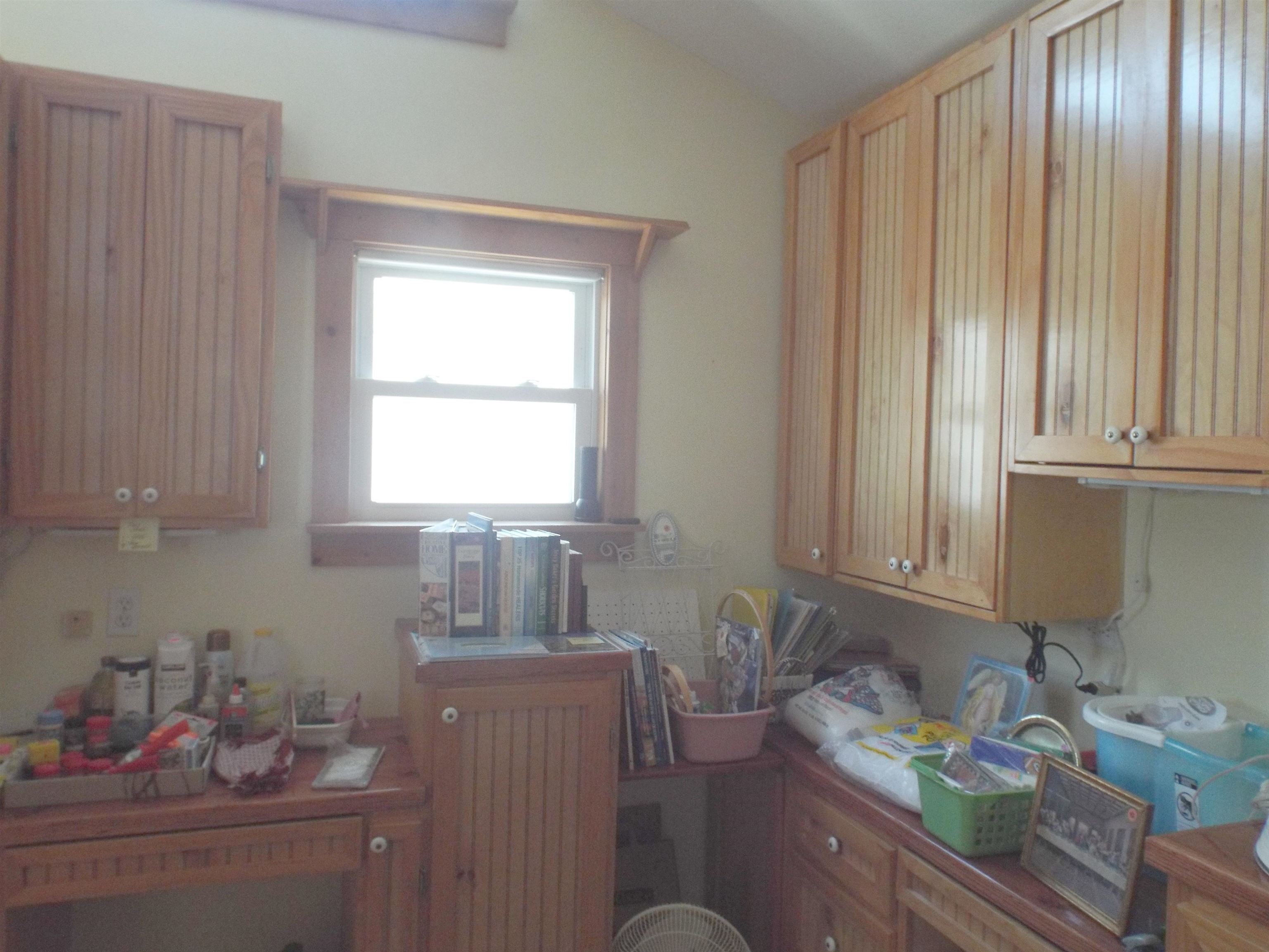 416 Chestnut Street Warren, IL 61087 - Photo 3 of 23 a room with a window