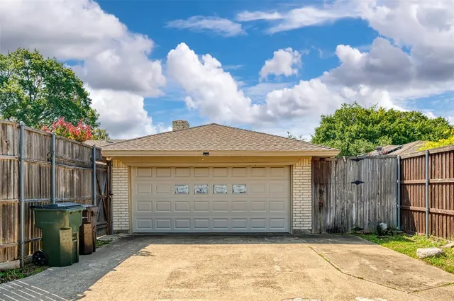 a view of a garage of the house