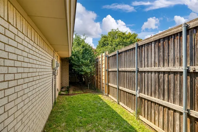 a view of a backyard