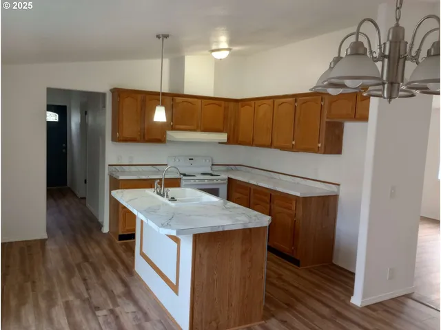 $269,500 | 1973 Castle Avenue, Roseburg, OR 97471