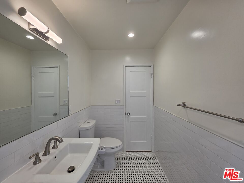 102 Gaviota Avenue, Unit 104 Long Beach, CA 90802 - Photo 21 of 42 a bathroom with a bathtub and sink