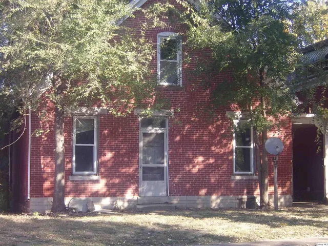 a front view of house with yard