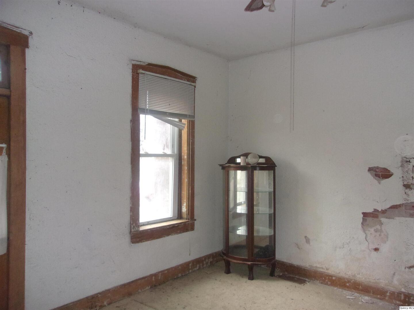 925 Jefferson Street Quincy, IL 62301 - Photo 13 of 20 a view of a room with windows