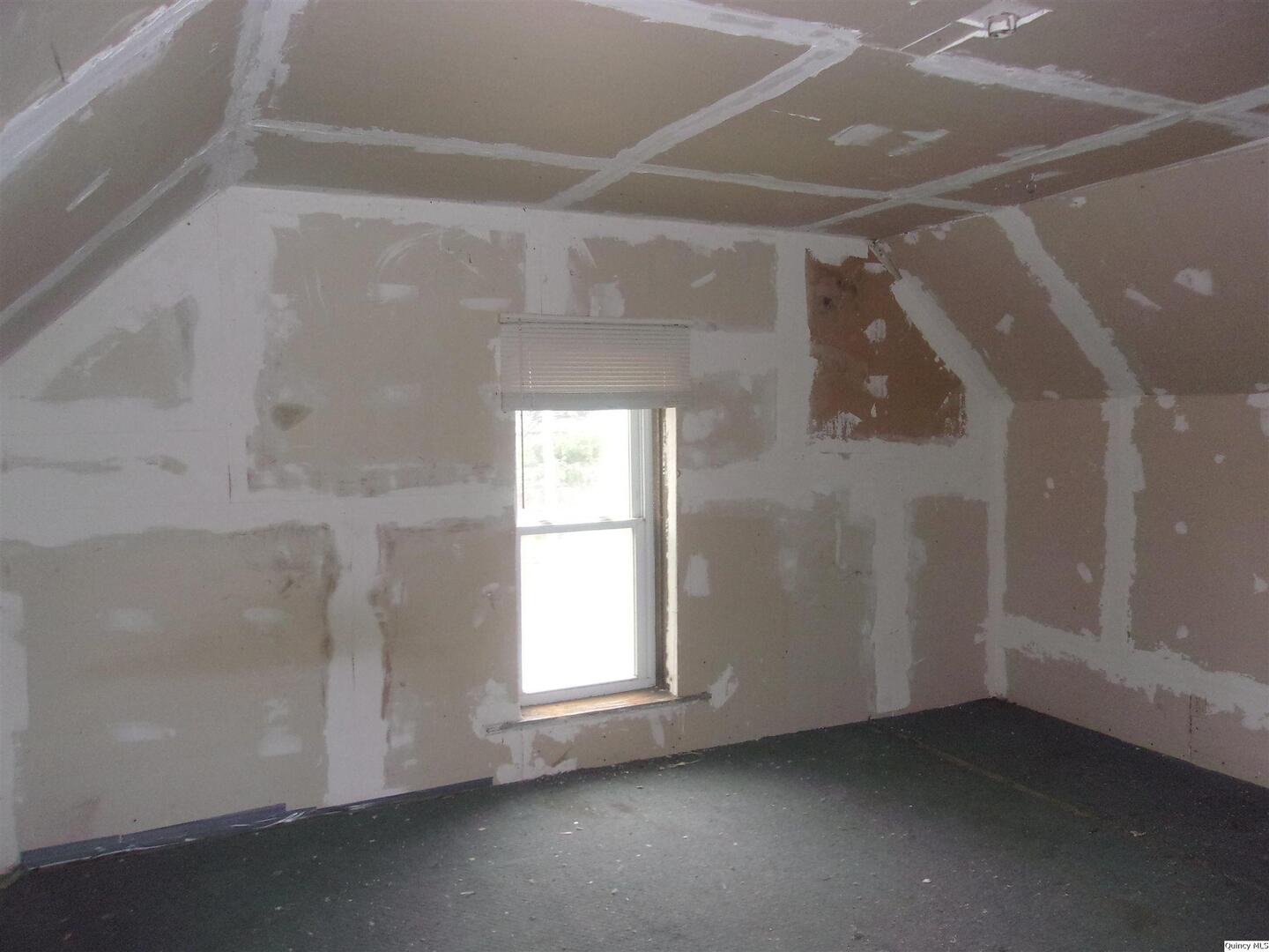 925 Jefferson Street Quincy, IL 62301 - Photo 15 of 20 a view of a room with window