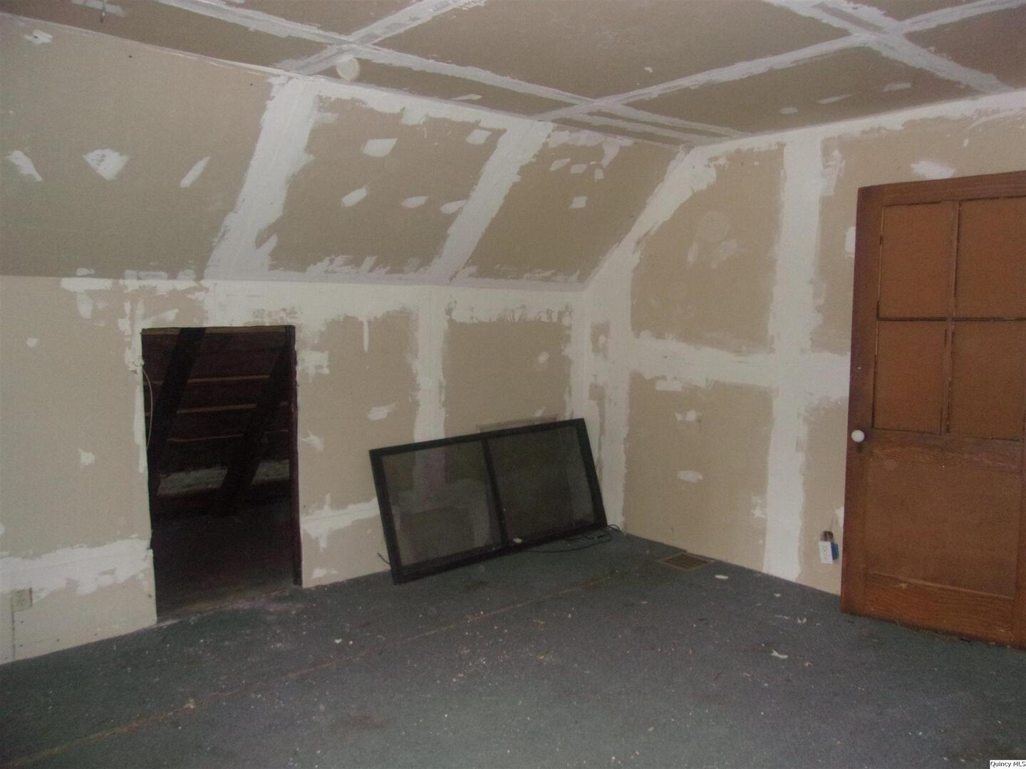 925 Jefferson Street Quincy, IL 62301 - Photo 16 of 20 a view of an empty room
