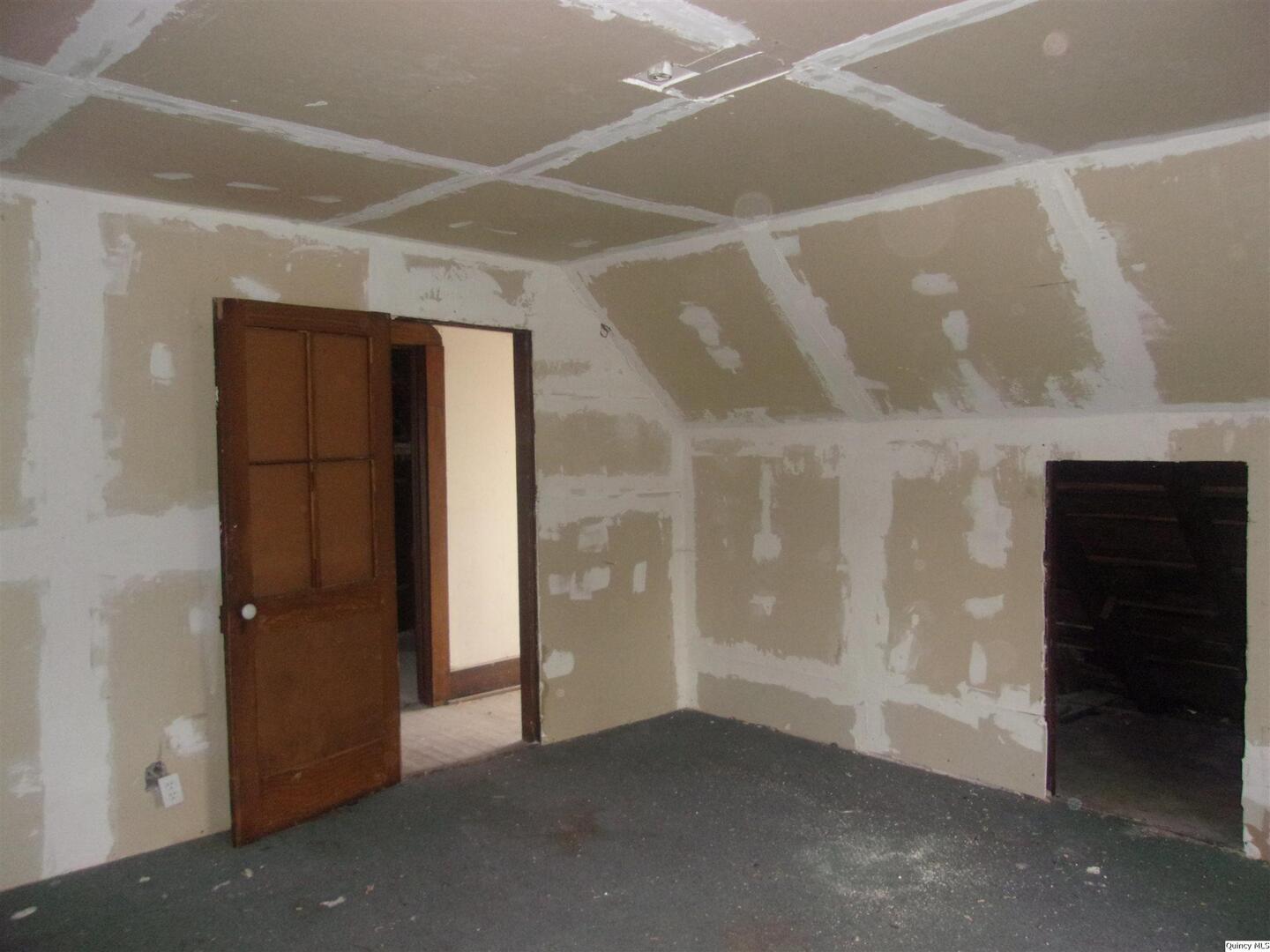 925 Jefferson Street Quincy, IL 62301 - Photo 17 of 20 a view of an empty room