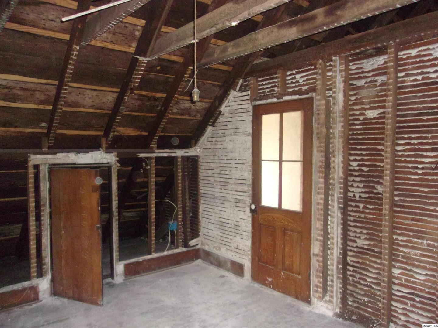 925 Jefferson Street Quincy, IL 62301 - Photo 18 of 20 a view of an empty room with a window