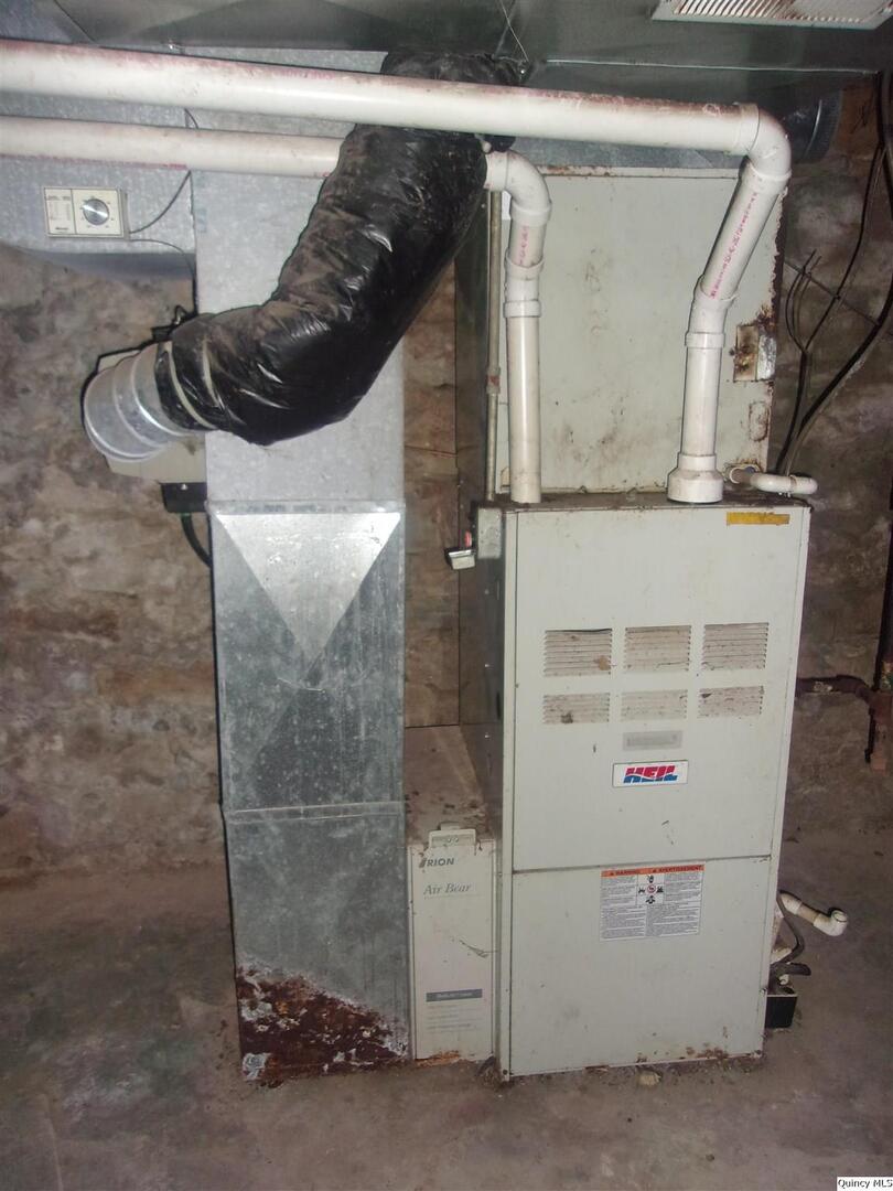 925 Jefferson Street Quincy, IL 62301 - Photo 20 of 20 a close view of a utility room