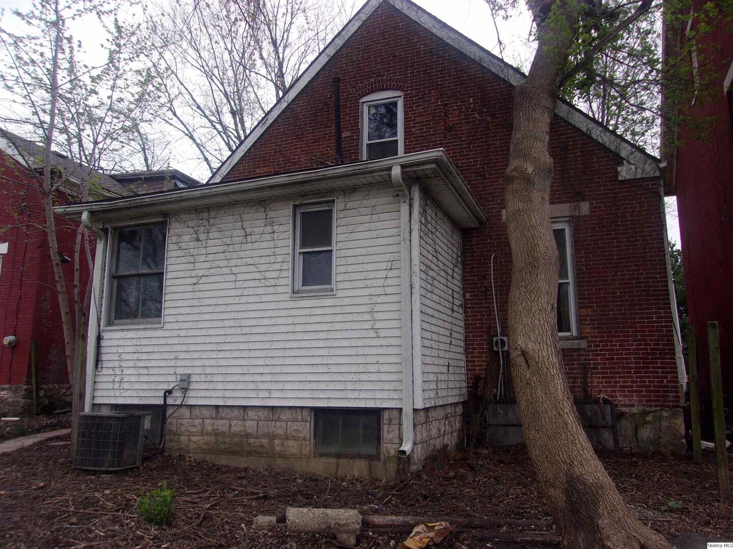 925 Jefferson Street Quincy, IL 62301 - Photo 2 of 20 a view of a house with a yard