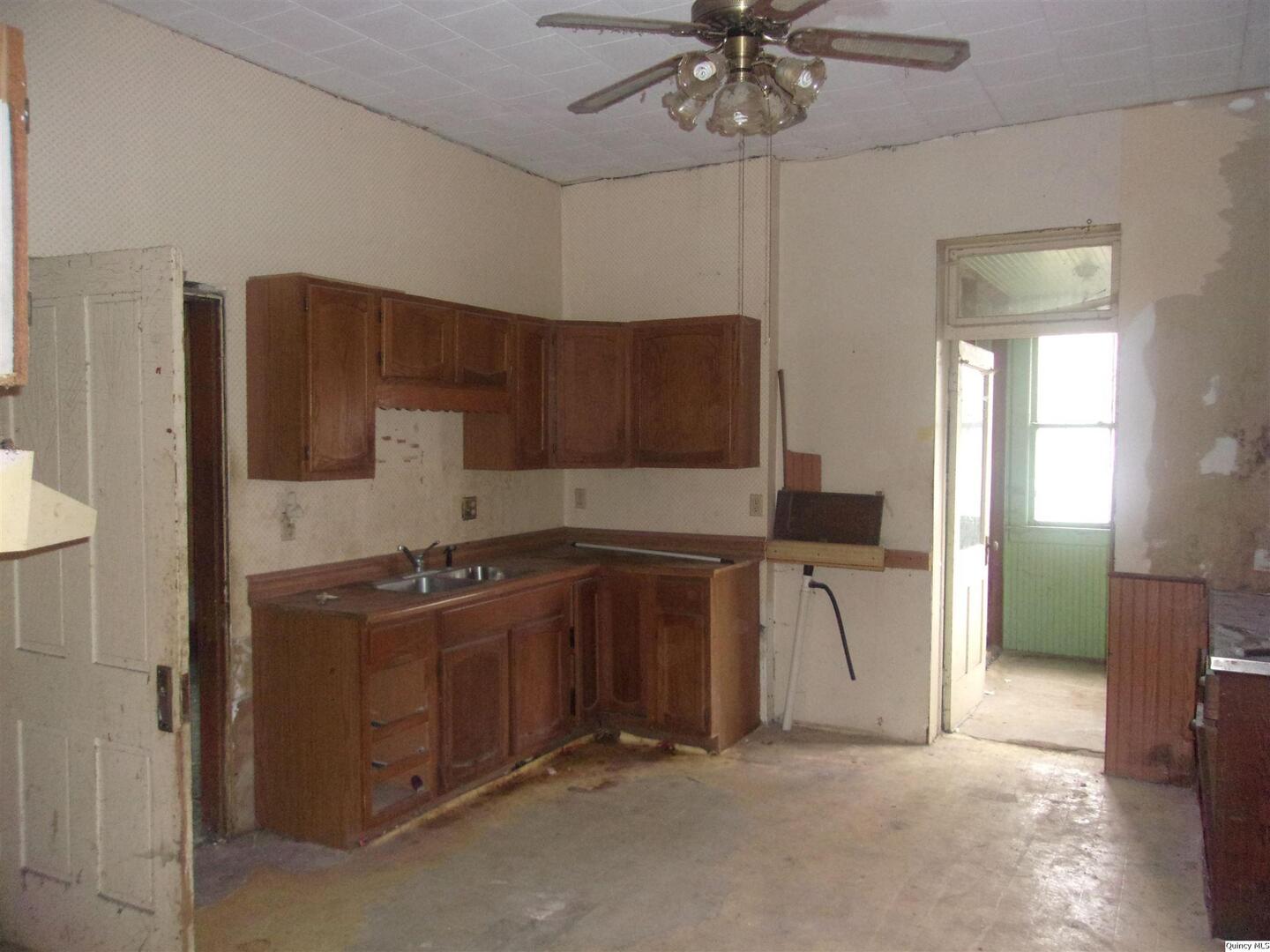 925 Jefferson Street Quincy, IL 62301 - Photo 4 of 20 a kitchen with stainless steel appliances granite countertop a stove and a refrigerator