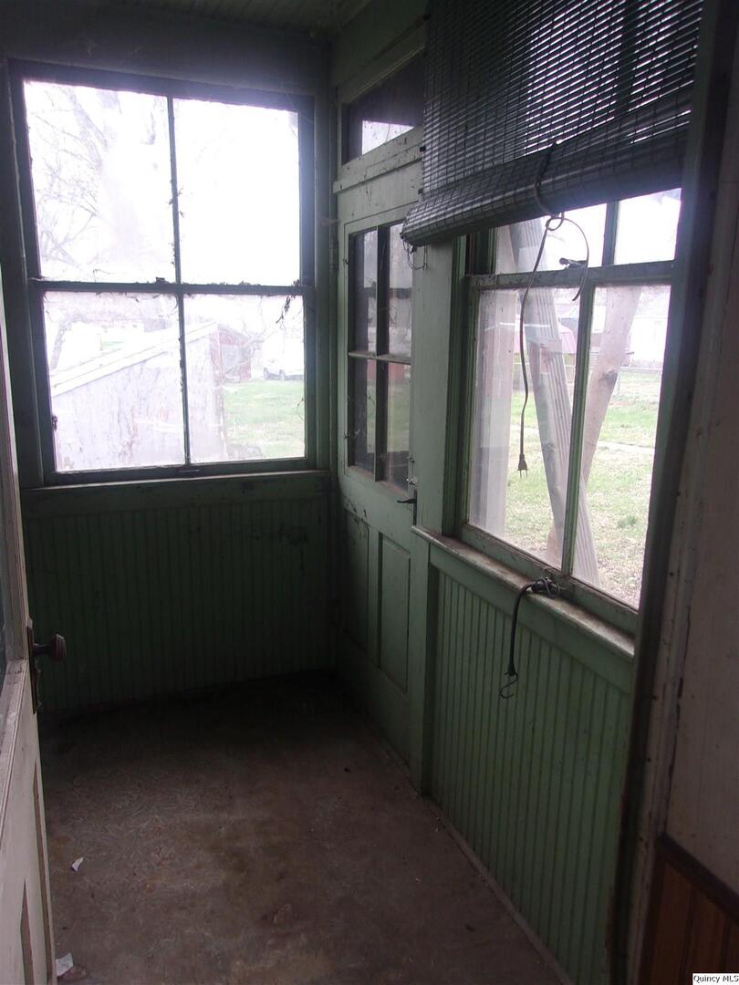 925 Jefferson Street Quincy, IL 62301 - Photo 7 of 20 a view of an empty room with a window