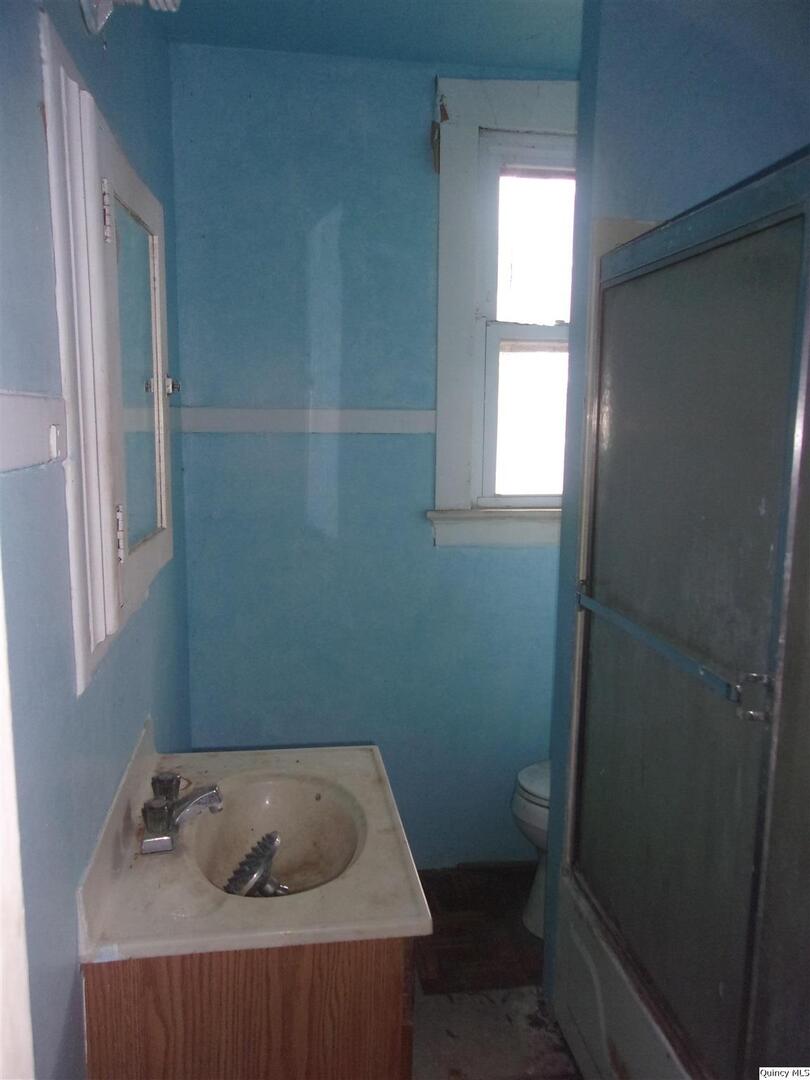 925 Jefferson Street Quincy, IL 62301 - Photo 8 of 20 a room with a window