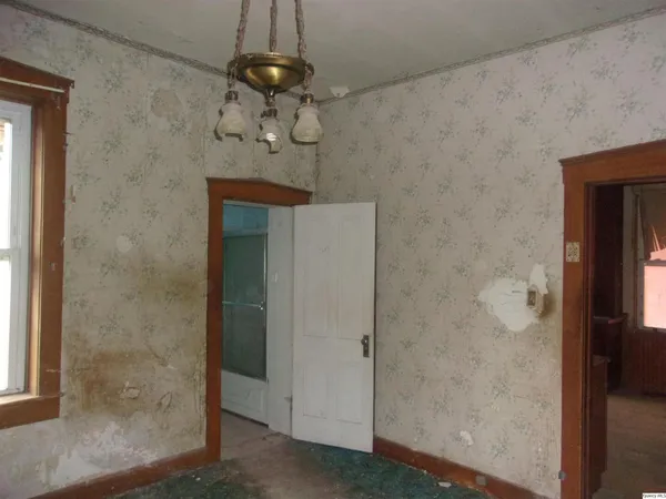 en empty room with a mirror