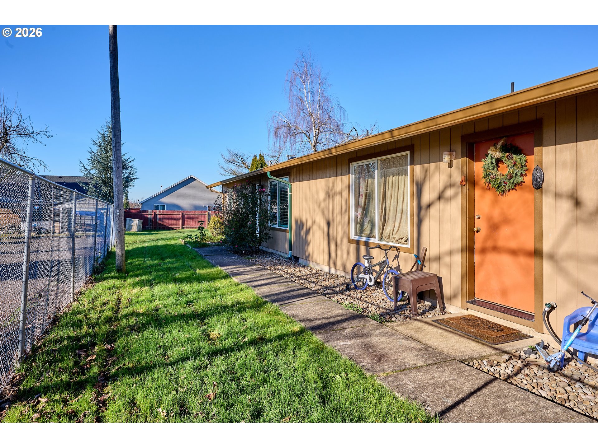 880 North Pershing Street Mount Angel, OR 97362 - Photo 15 of 30 a backyard of a house with table and chairs